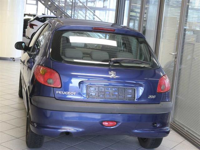 Peugeot 206  für nur 900,- € bei Hoffmann Automobile in Wolfsburg kaufen und sofort mitnehmen - Bild 3