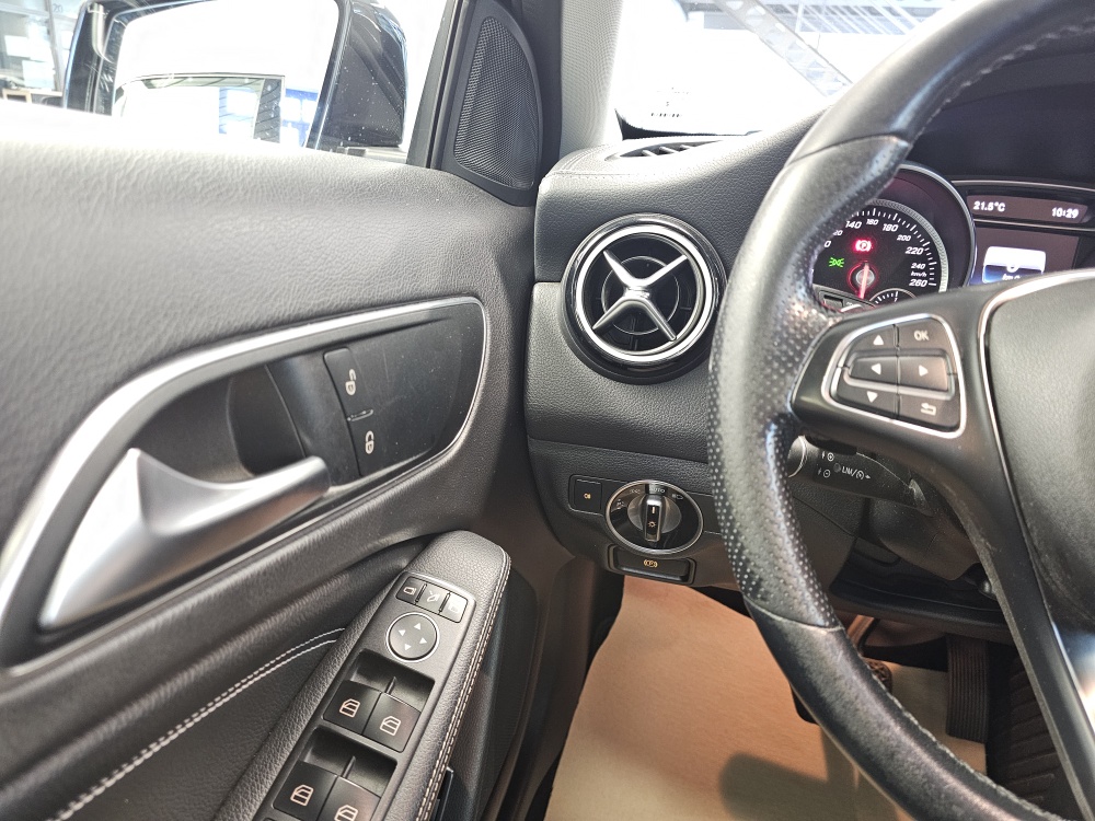 Mercedes-Benz GLA 200 – Foto 18