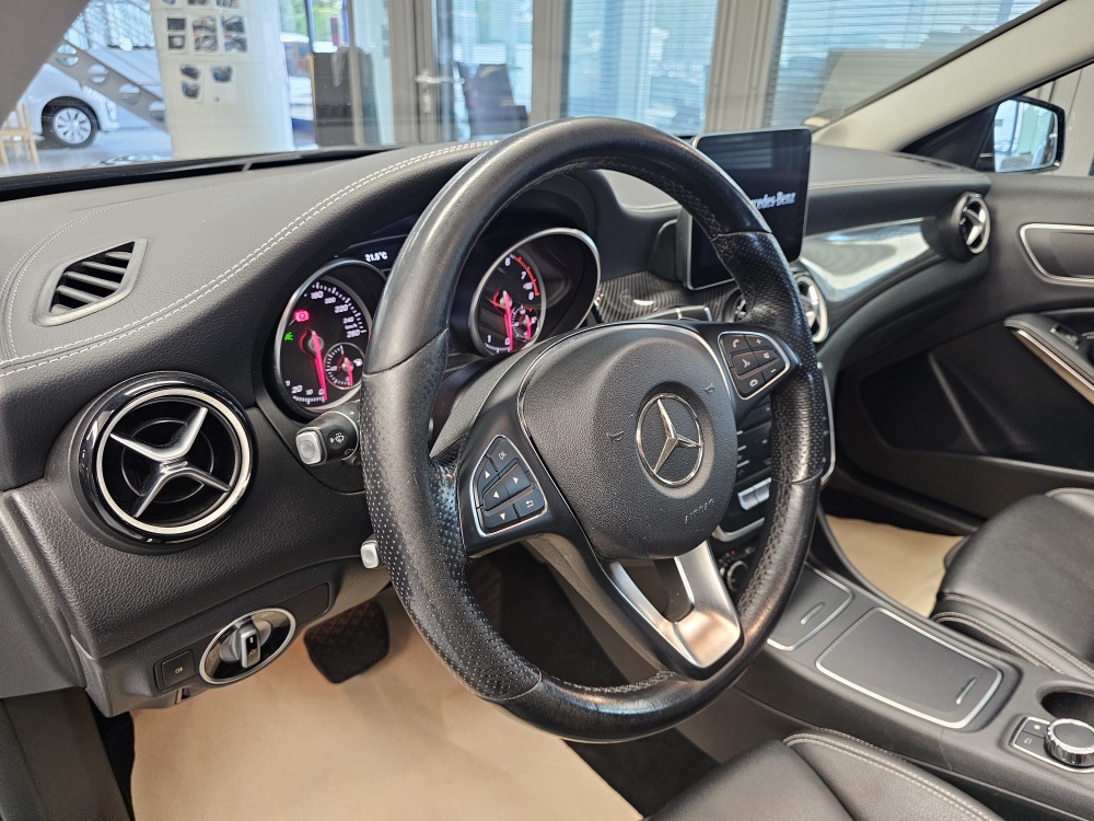 Mercedes-Benz GLA 200 – Foto 21